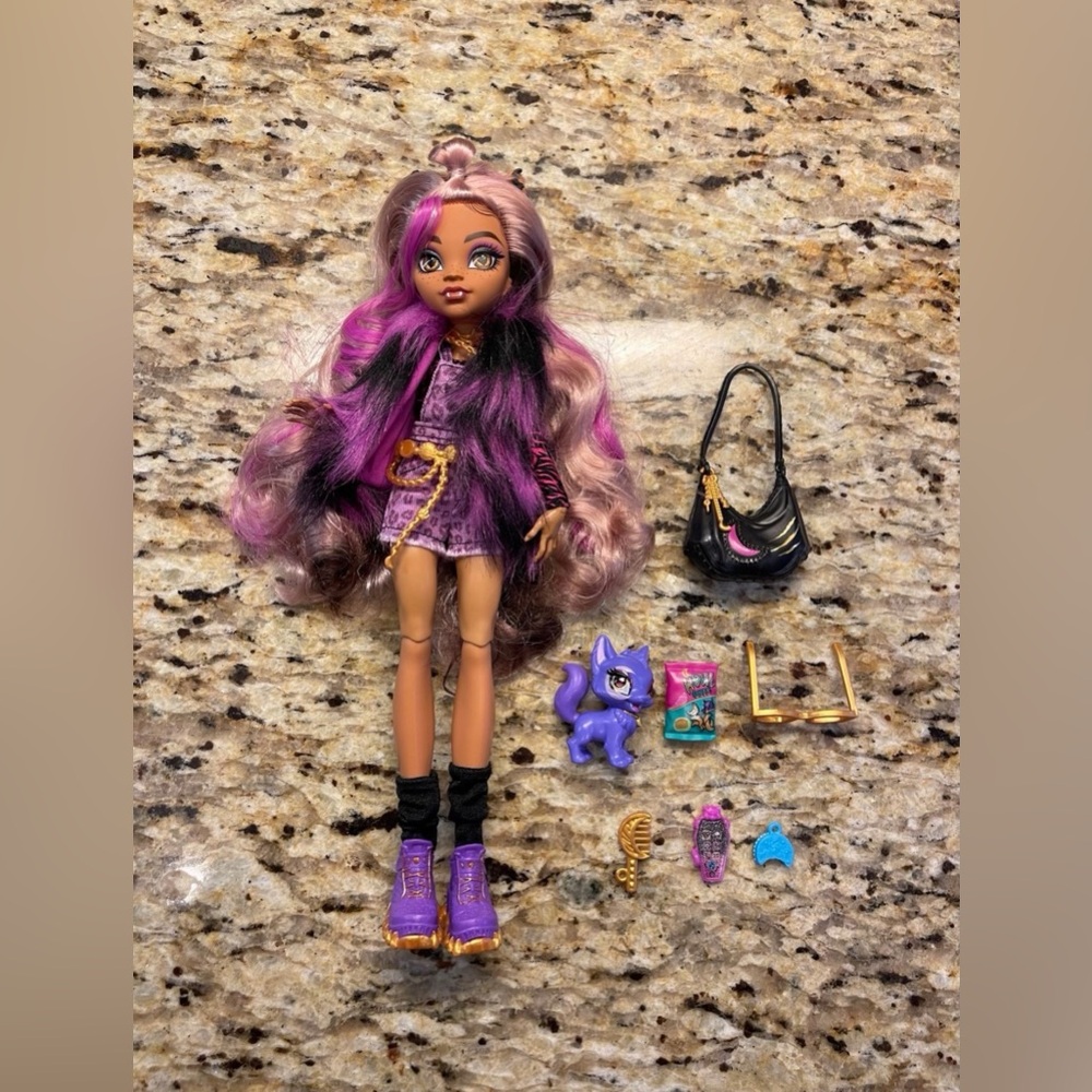 Monster High Clawdeen Wolf Doll and Pet Crescent 2022 Mattel, like new condition